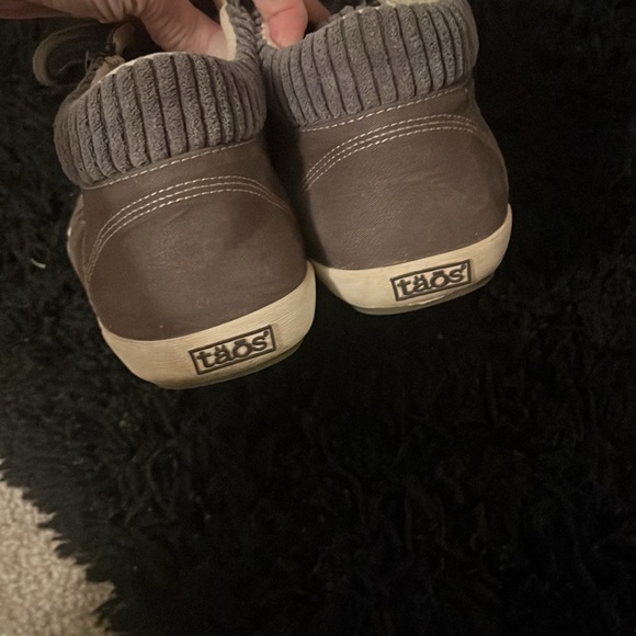 Women’s 9.5 Gray Taos Canvas Sneaker
Great Condition. Fits like a 9 - Picture 2 of 3